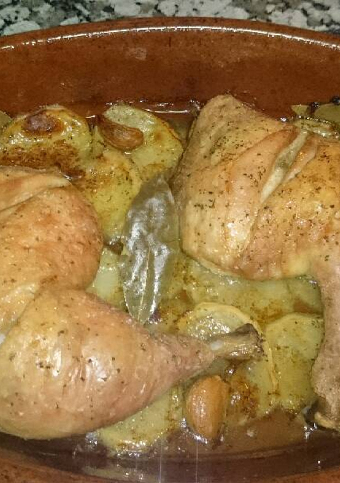Una foto de Muslos de pollo al horno con patatas