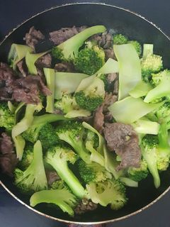 Hình của món Súp lơ xanh xào thịt bò.