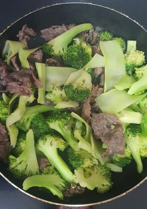 Hình của món Súp lơ xanh xào thịt bò.