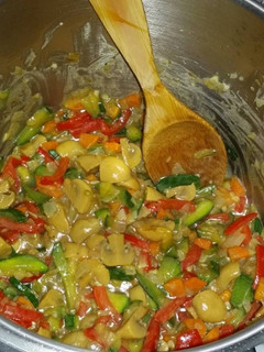 Una foto de Verduras salteadas con hongos