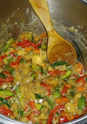 Una foto de Verduras salteadas con hongos