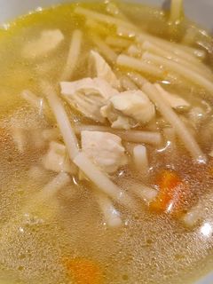 Una foto de Sopa de pollo con fideos