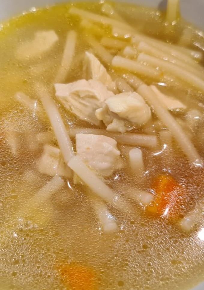 Una foto de Sopa de pollo con fideos