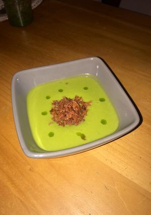 Une photo de Velouté petits pois chips de jambon cru hachées