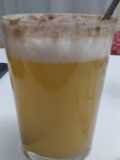 Zumo de frutas, tónica, un toque de canela