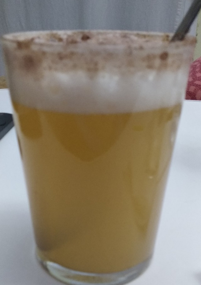 Una foto de Zumo de frutas, tónica, un toque de canela