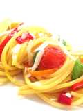 Spaghetti chitarra allo zafferano con mini peperoni e datterini multicolori