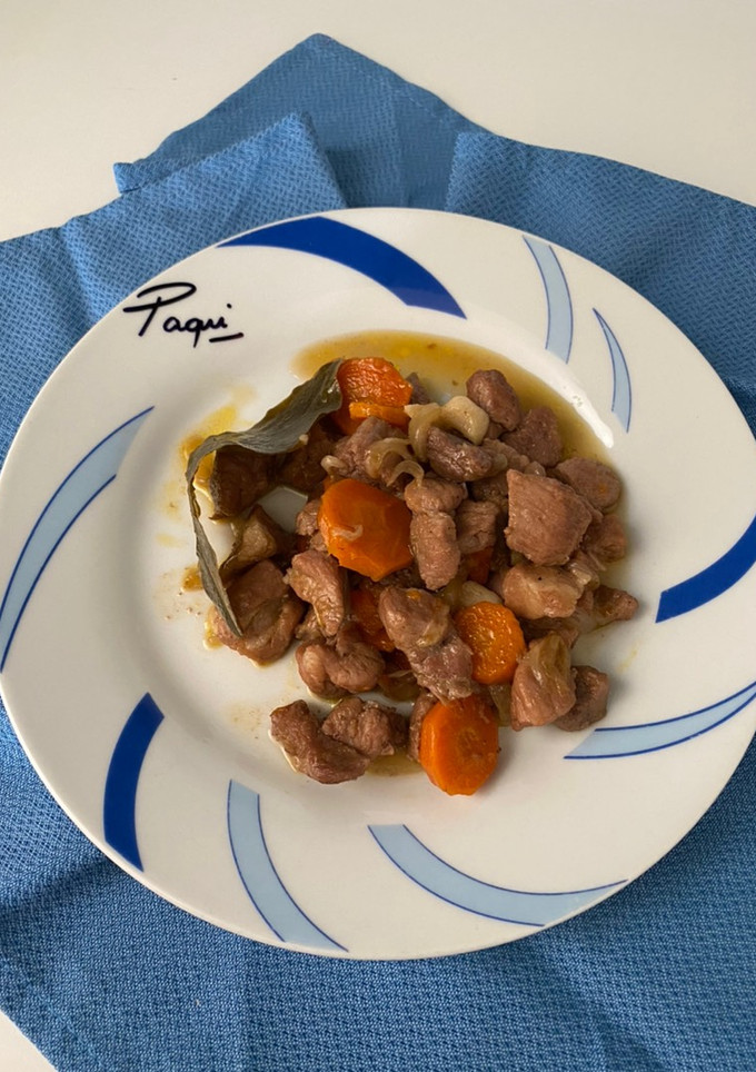 Una foto de Carne en salsa 💃🏻 jugosa