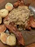 Pollo al horno con papas en salsa de champiñons
