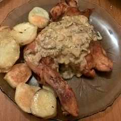 Una foto de Pollo al horno con papas en salsa de champiñons