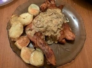 Una foto de Pollo al horno con papas en salsa de champiñons