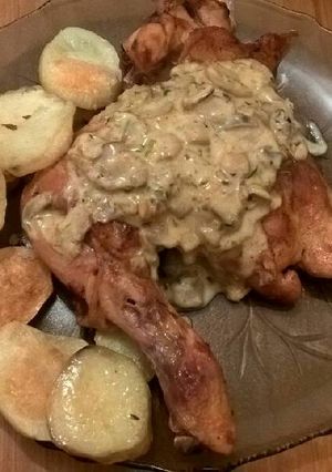 Una foto de Pollo al horno con papas en salsa de champiñons