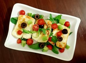 صورة لوصفة سلطة روكا مع جبنة الحلوم halloumi cheese salad