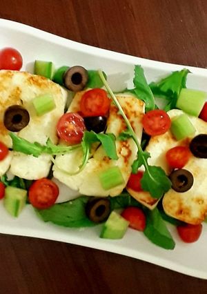 صورة لوصفة سلطة روكا مع جبنة الحلوم halloumi cheese salad