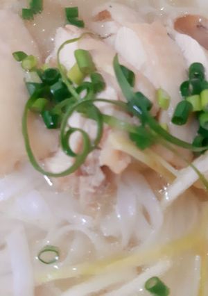 Hình của món Phở gà từ mì lá tươi.