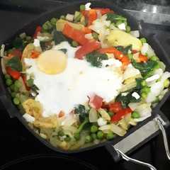 Una foto de Cazuela de huevo, patatas, guisantes y verduras