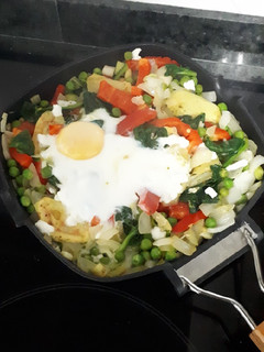 Una foto de Cazuela de huevo, patatas, guisantes y verduras