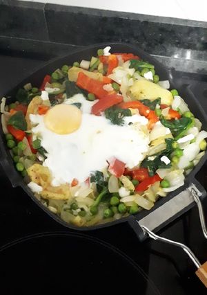 Una foto de Cazuela de huevo, patatas, guisantes y verduras