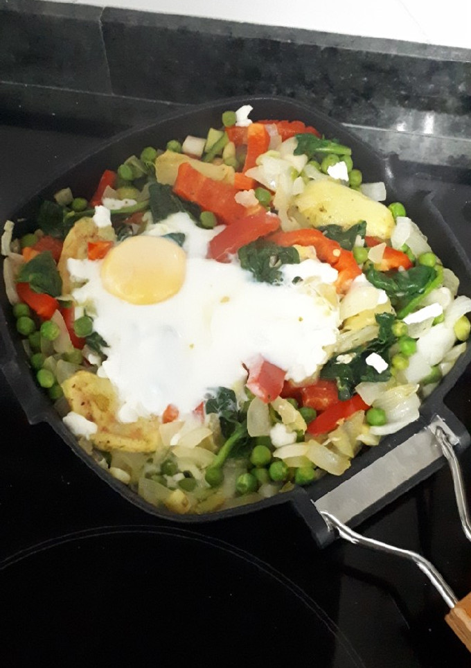 Una foto de Cazuela de huevo, patatas, guisantes y verduras