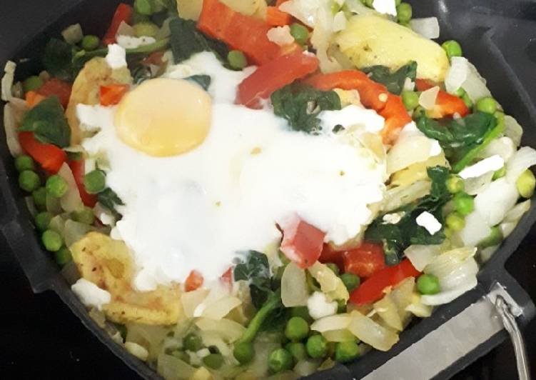 Cazuela de huevo, patatas, guisantes y verduras