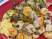 Una foto de pasta con espárragos