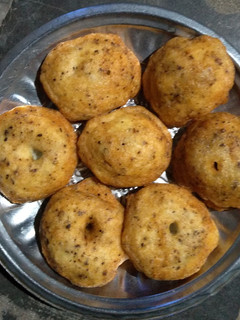 உளுத்தம்பருப்பு மிளகு வடை (Uluthamparuppu milagu vadai recipe in tamil) செய்முறை முக்கிய புகைப்படம்