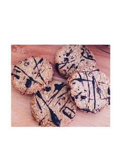 Una foto de Galletitas de avena, coco y chips de chocolate fáciles y rápidas 😋