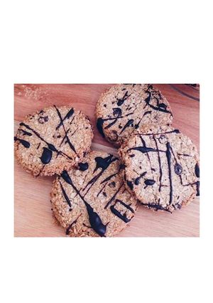 Una foto de Galletitas de avena, coco y chips de chocolate fáciles y rápidas 😋