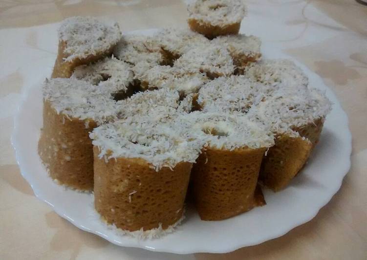 Rollos de crepes con relleno de queso y mermelada de plátano