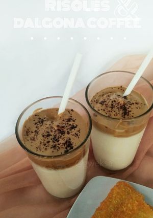 Foto resep Dalgona Coffee. Kopi Dalgona viral tanpa mixer