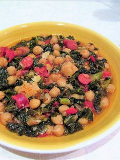 Una foto de Guiso de col Kale con garbanzos y chistorra al limón