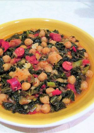 Una foto de Guiso de col Kale con garbanzos y chistorra al limón