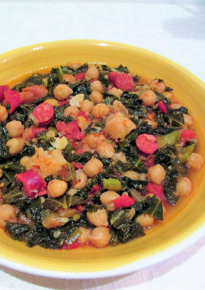 Una foto de Guiso de col Kale con garbanzos y chistorra al limón