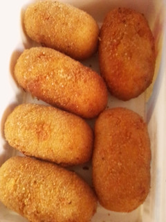 Una foto de Croquetas de arroz, jamón queso y salsa blanca 😁