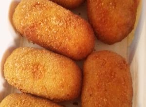 Una foto de Croquetas de arroz, jamón queso y salsa blanca 😁