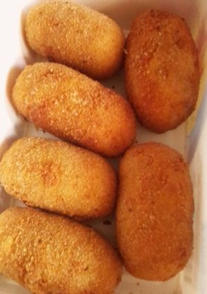 Una foto de Croquetas de arroz, jamón queso y salsa blanca 😁