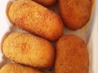 Croquetas de arroz, jamón queso y salsa blanca 😁