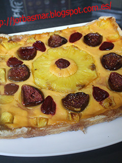 Una foto de Tarta de hojaldre con piña, higos y fresas
