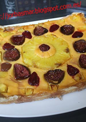 Foto principal de Tarta de hojaldre con piña, higos y fresas