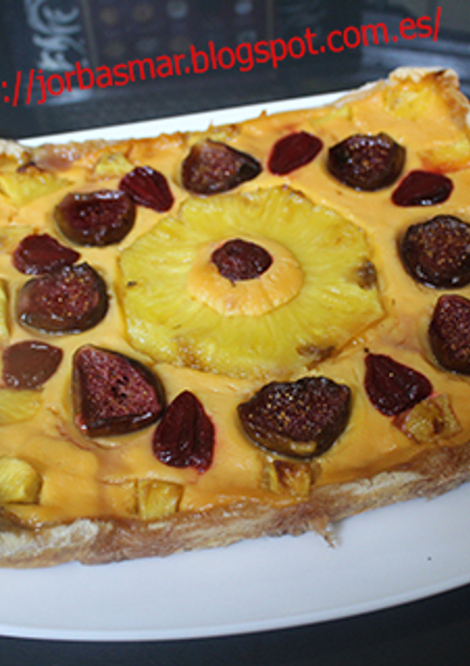Una foto de Tarta de hojaldre con piña, higos y fresas