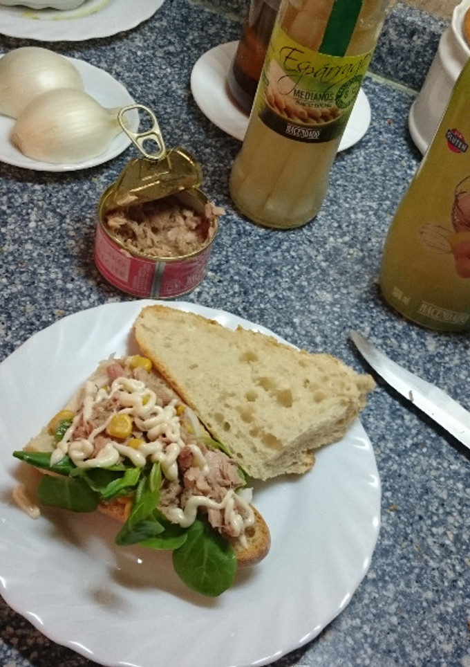 Una foto de Medianoche de canónigos y atún🌮