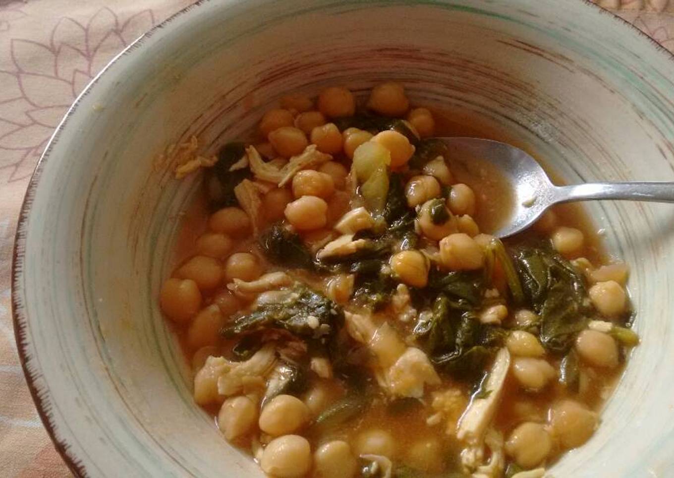 Garbanzos con acelgas y chile güero.ॐ