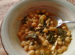 Una foto de Garbanzos con acelgas y chile güero.ॐ