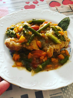 Una foto de Pollo en salsa de espárragos y tomate cherry