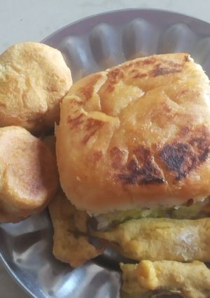 વડા પાવ (Vada Pav Recipe In Gujarati) રેસીપી મુખ્ય ફોટો