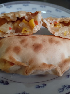 Una foto de Empanadas de choclo y salsa blanca