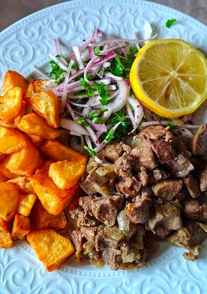 صورة لوصفة طبق الكبدة مع البطاطا المقلية
