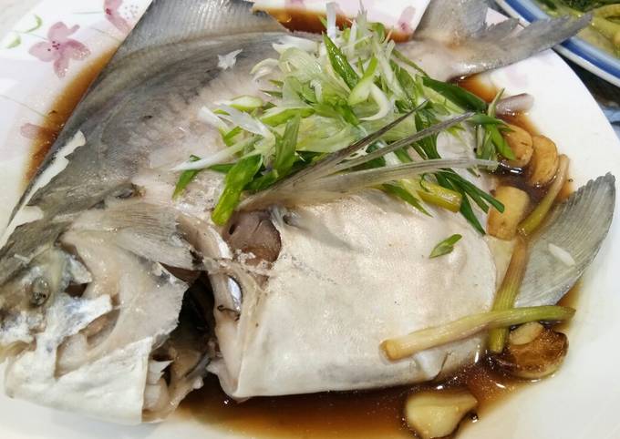 Simple Way to Make Authentic Steamed White Pomfret in Superior Soy Sauce for Lunch Food