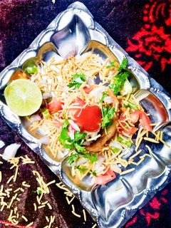 आलू टिक्की चाट (aloo tikki chaat recipe in Hindi) रेसिपी मुख्य फोटो