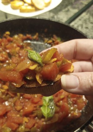 صورة لوصفة قلّاية بندورة مع دبس الفليفلة والحبق